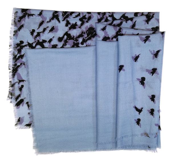 Hellblauer Schal aus leichter Lammwolle mit schwarzen Tintenmuster